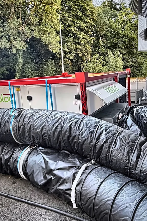 Cheminement des gaines de climatisation temporaire le long de la façade de l'Arena CO’Met