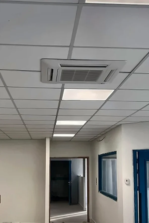 Cassette de climatisation encastrée dans le faux plafond d'une école maternelle à Saint-Laurent-Nouan (41).