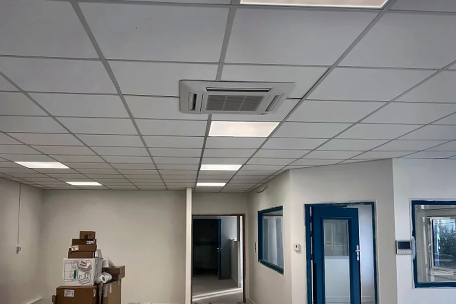 Cassette de climatisation encastrée dans le faux plafond d'une école maternelle à Saint-Laurent-Nouan (41).