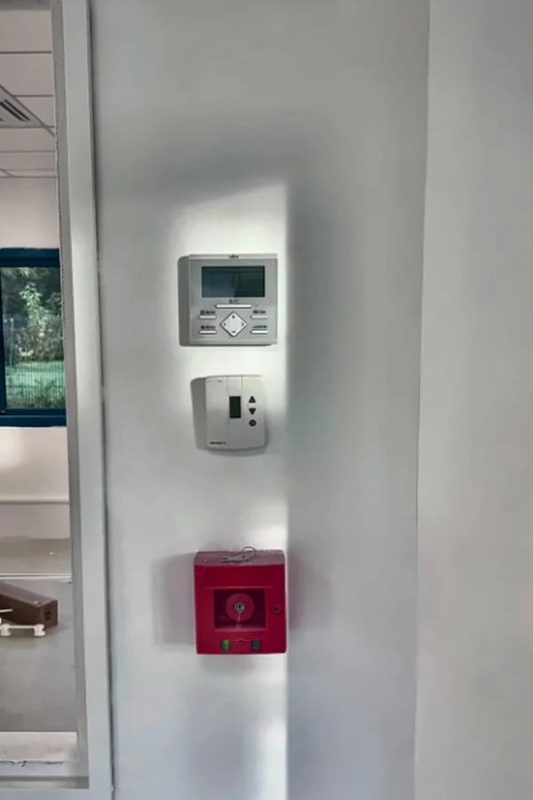 Commandes murales de chauffage et de climatisation installées dans une école maternelle à Saint-Laurent-Nouan (41).