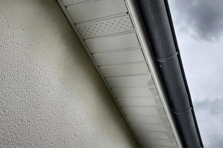 Sous-face de toiture en aluminium blanc avec lames ventilées à Marigny-les-Usages
