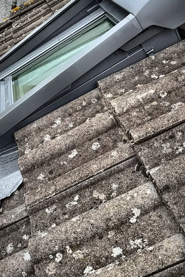 Fenêtre de toit avec volet roulant extérieur installée à Fleury-les-Aubrais