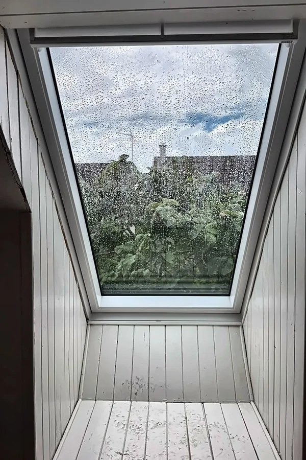 Fenêtre de toit à finition blanche vue de l’intérieur à Fleury-les-Aubrais