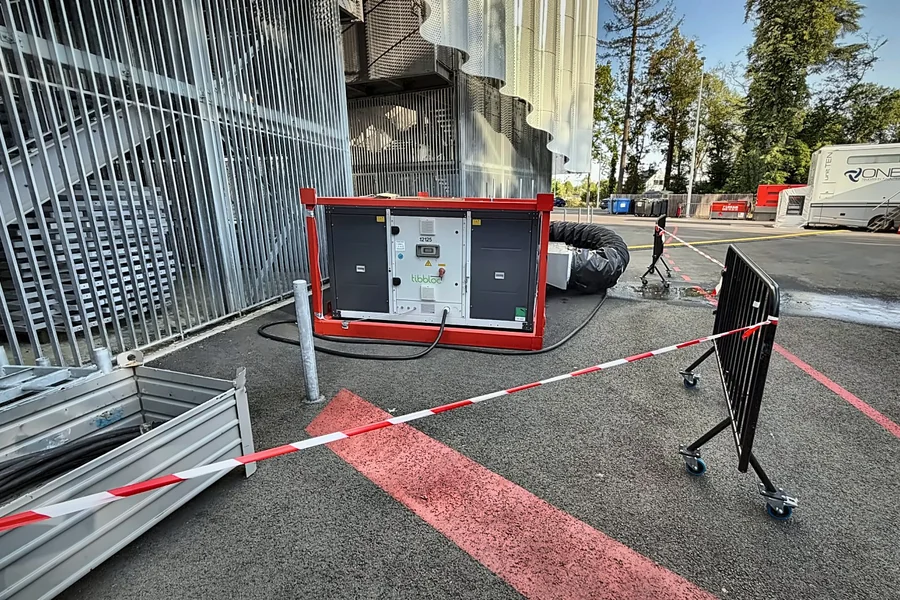 Groupe de climatisation mobile de 100 kW installé à l'extérieur de l'Arena CO’Met d'Orléans