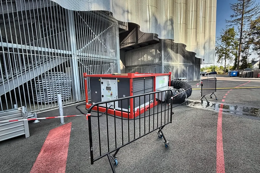 Implantation sécurisée d'un groupe de climatisation temporaire près du quai de chargement de l'Arena CO’Met