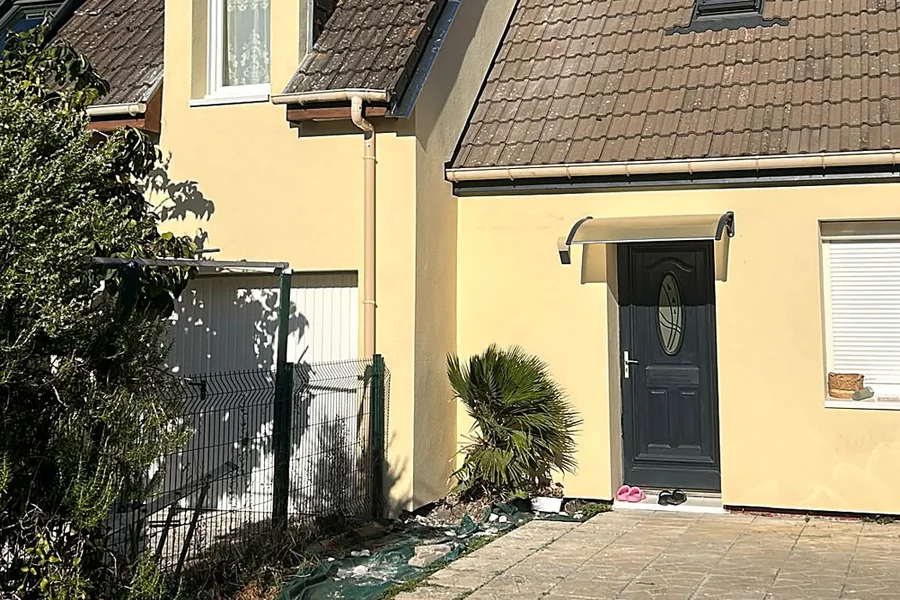 Façade rénovée d'une maison individuelle après isolation thermique par l'extérieur à Fleury-les-Aubrais.