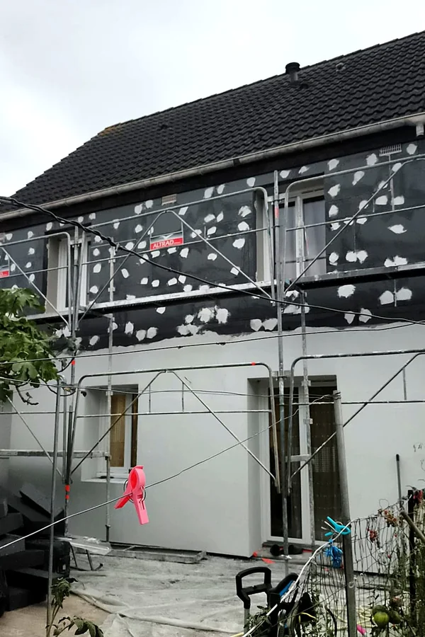 Pose des panneaux isolants sur la façade jardin d’une maison à Fleury-les-Aubrais
