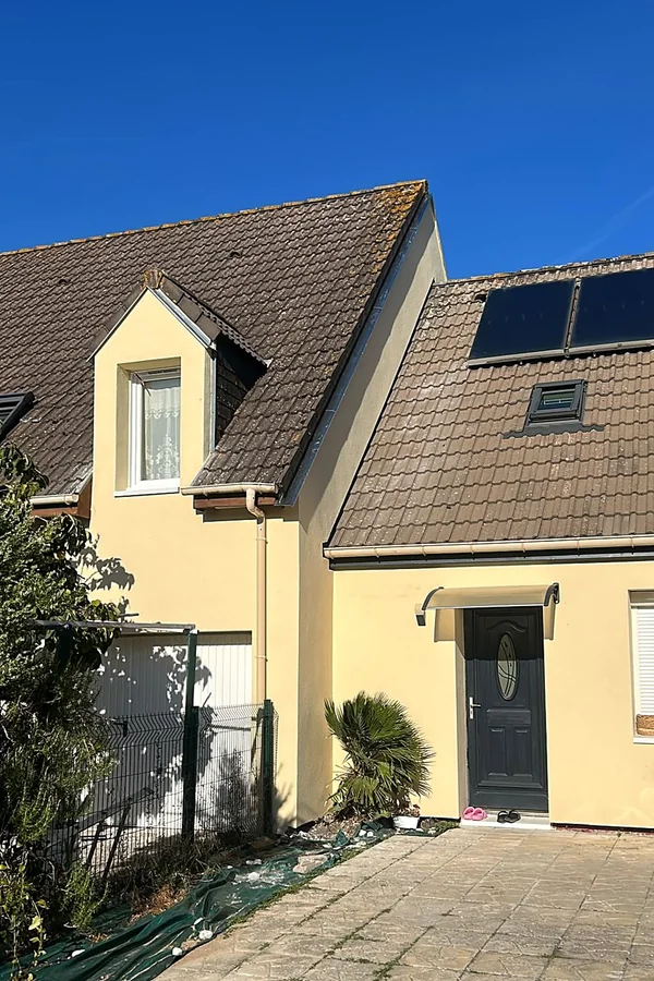 Fenêtre et façade côté rue après isolation thermique extérieure à Fleury-les-Aubrais