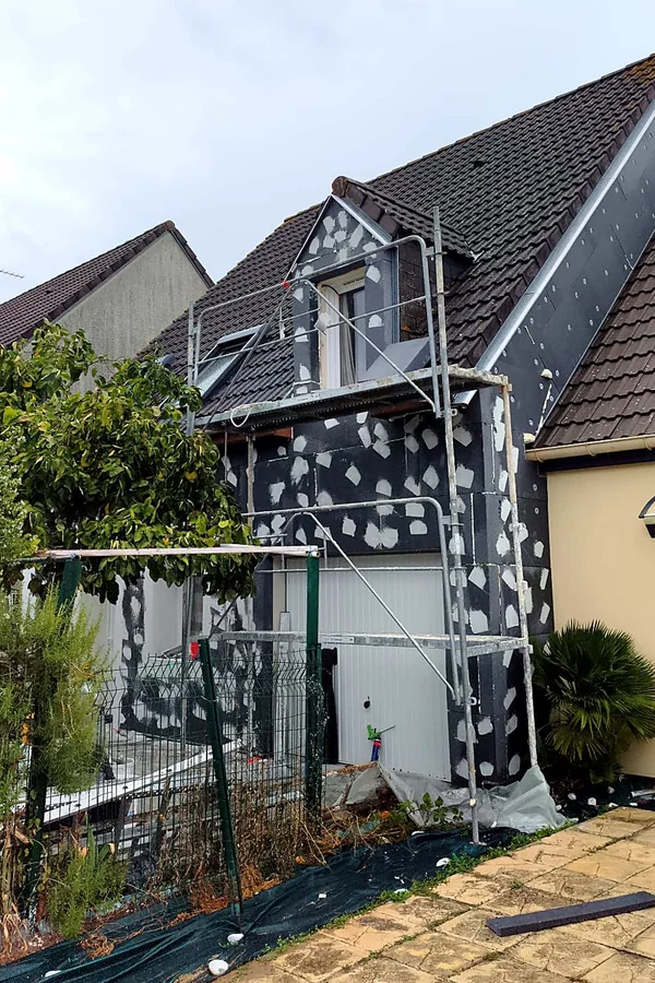 Isolation extérieure en cours sur la fenêtre et la façade côté rue à Fleury-les-Aubrais