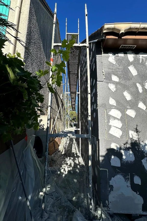 Échafaudage dans un passage étroit pour isoler un pignon à Fleury-les-Aubrais