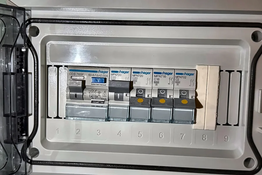 Coffret électrique dédié à la pompe à chaleur installé à Chécy