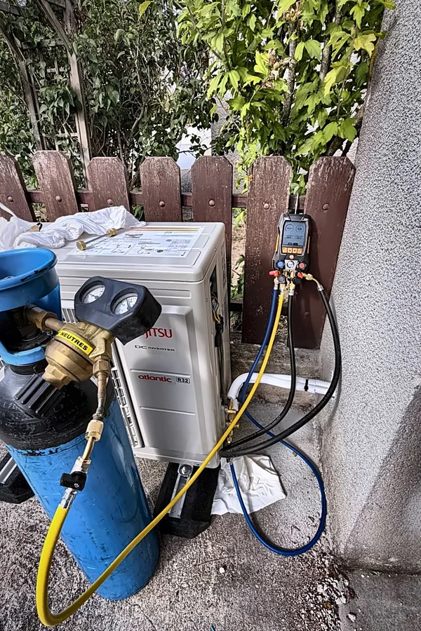 Unité extérieure de pompe à chaleur installée dans une maison à Chécy