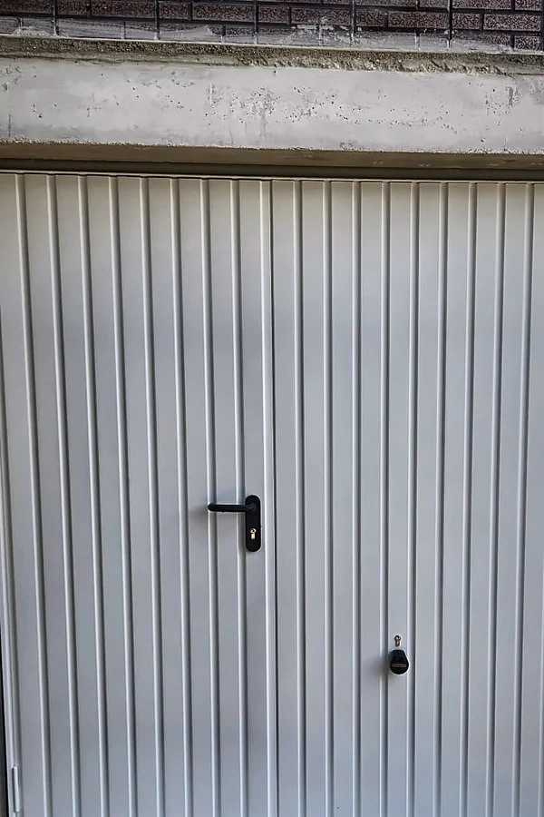 Porte de garage avec portillon intégré après travaux à Fleury-les-Aubrais
