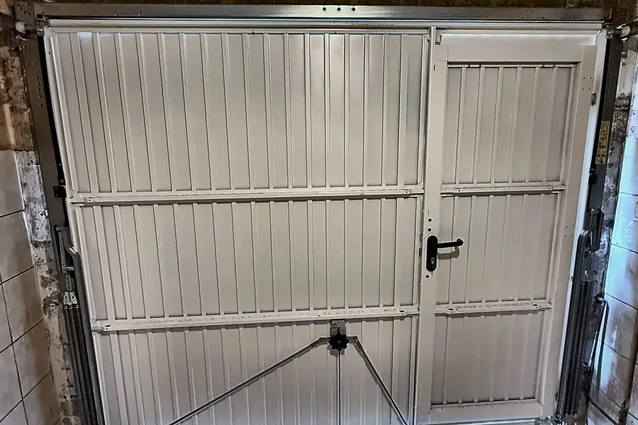 Vue intérieure du mécanisme de porte de garage avec portillon à Fleury-les-Aubrais