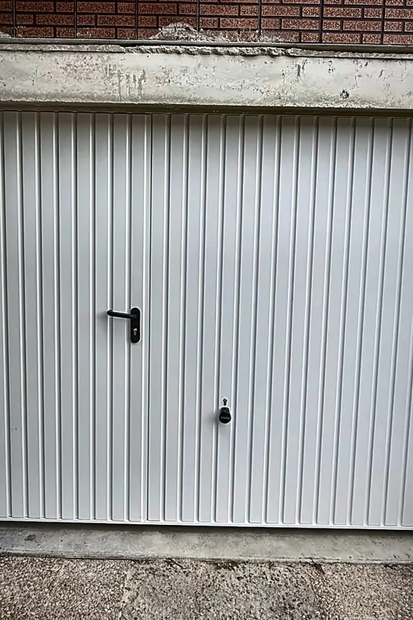 Porte de garage basculante neuve avant finitions de maçonnerie à Fleury-les-Aubrais
