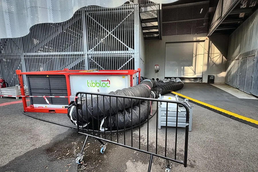 Réseau aéraulique temporaire raccordé aux groupes de climatisation mobiles de l'Arena CO’Met