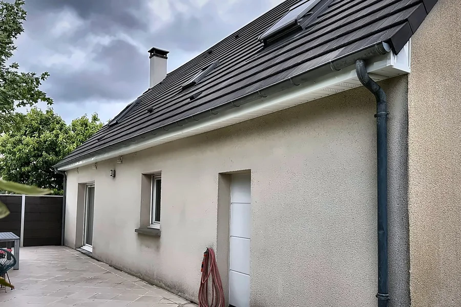 Vue d’ensemble de la maison avec rives et dessous de toit rénovés à Marigny-les-Usages