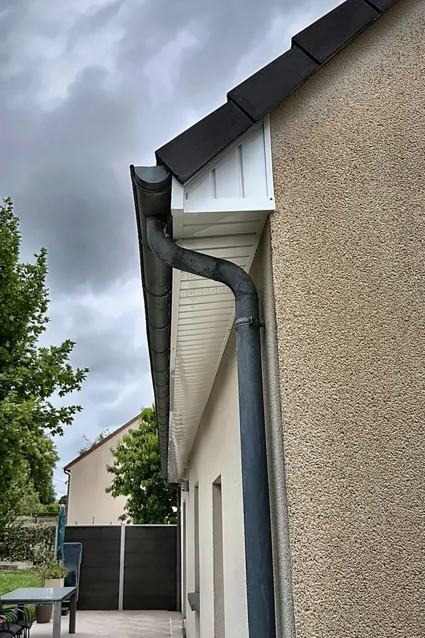 Rives de toiture habillées en aluminium blanc à Marigny-les-Usages