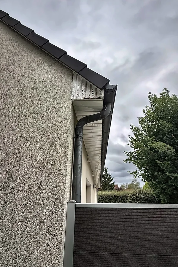 Rives de toiture en bois peint dégradé avant habillage à Marigny-les-Usages