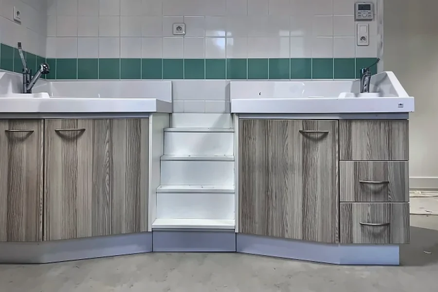 Installation de deux plans de change avec lavabos et escalier central dans une école maternelle à Saint-Laurent-Nouan (41).
