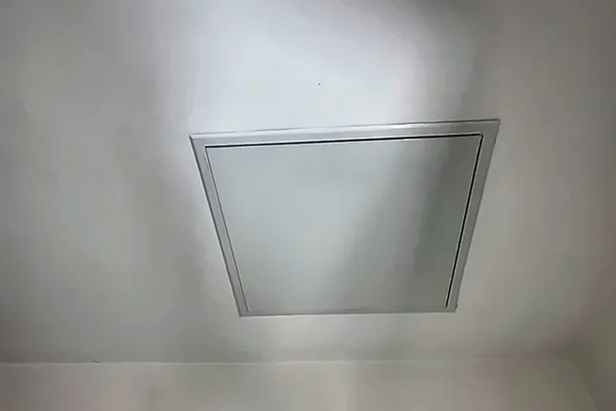 Trappe d’accès aux combles blanche encastrée dans le plafond à Chécy