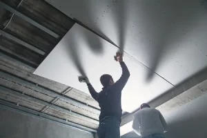 Travaux d’isolation d’un plafond dans un bâtiment tertiaire