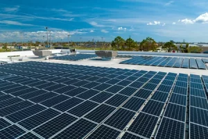Panneaux photovoltaïques installés sur la toiture d’un bâtiment tertiaire